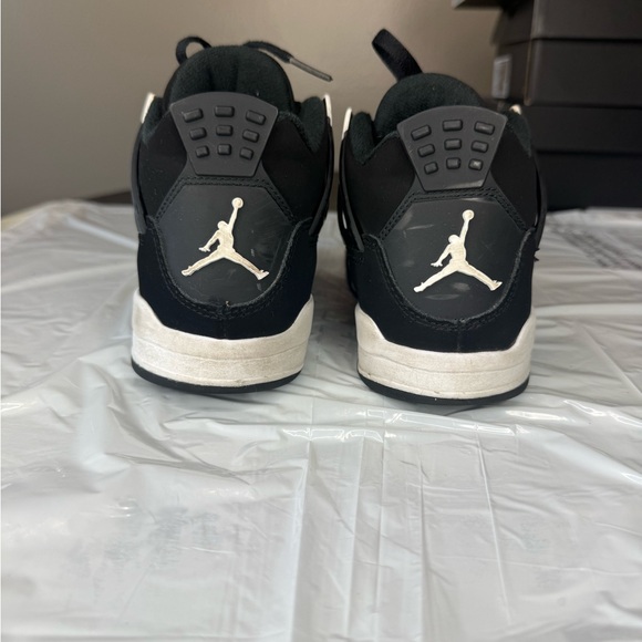 Kids Jordan 4s - Picture 5 of 7